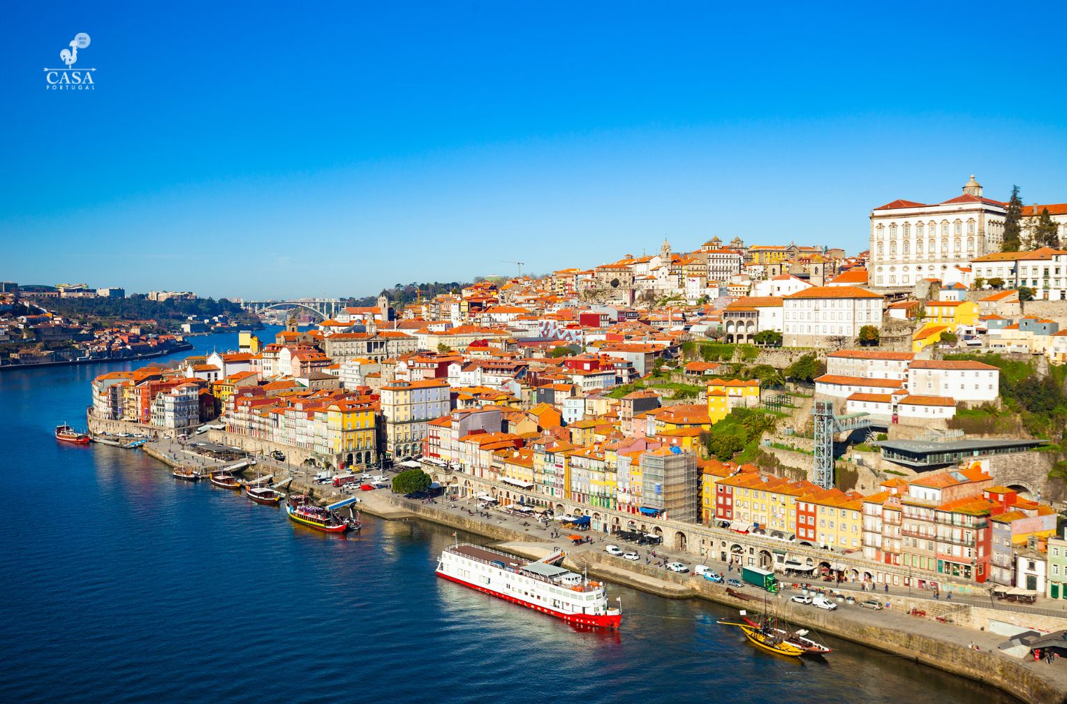 נוף העיר פורטו בפורטוגל לאורך נהר הדורו, מרכז להשקעות ונדל"ן