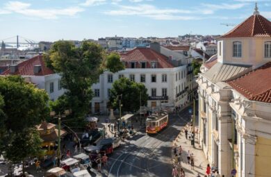 נוף עירוני בליסבון עם תחבורה ציבורית ותשתיות – פרויקטים חדשים ומגמות נדל״ן בפורטוגל