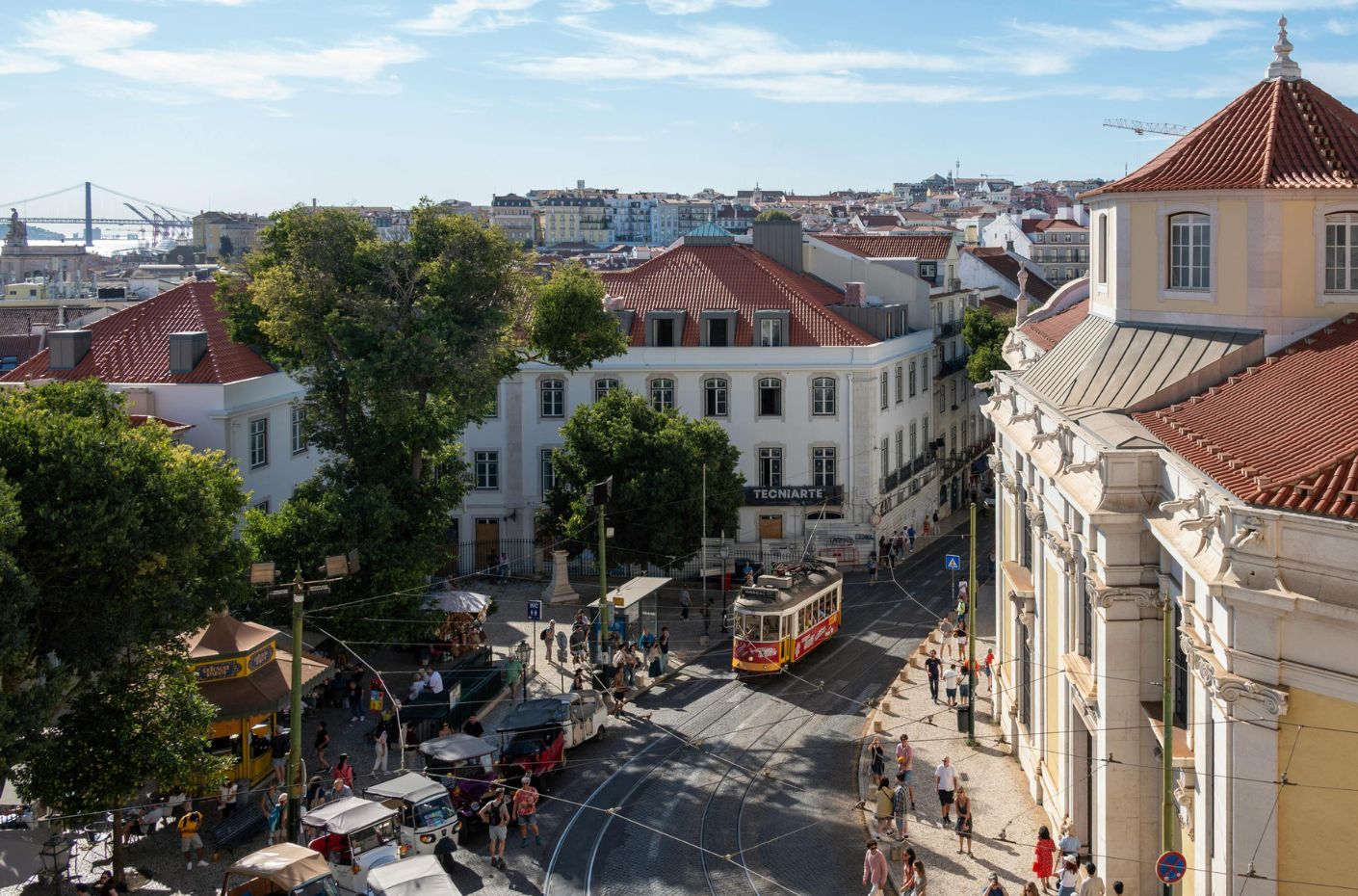 נוף עירוני בליסבון עם תחבורה ציבורית ותשתיות – פרויקטים חדשים ומגמות נדל״ן בפורטוגל